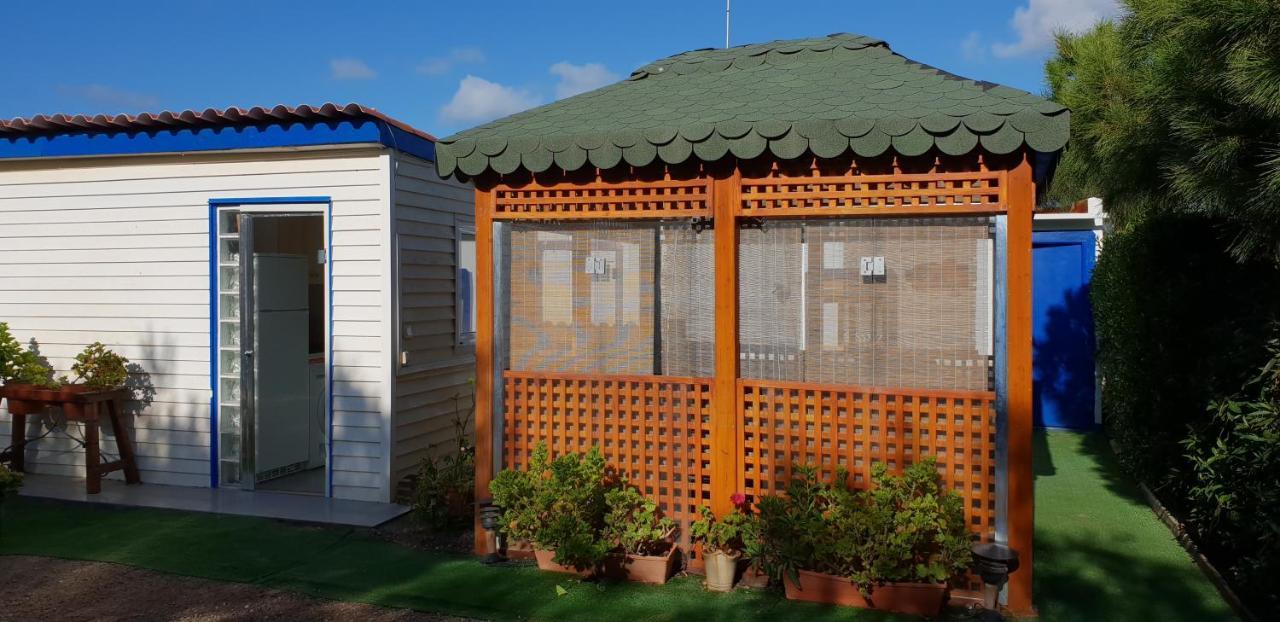 Finca Las Dunas: Beachfront Chalets with Jacuzzis Rota Exterior photo
