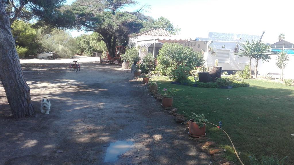 Finca Las Dunas: Beachfront Chalets with Jacuzzis Rota Exterior photo